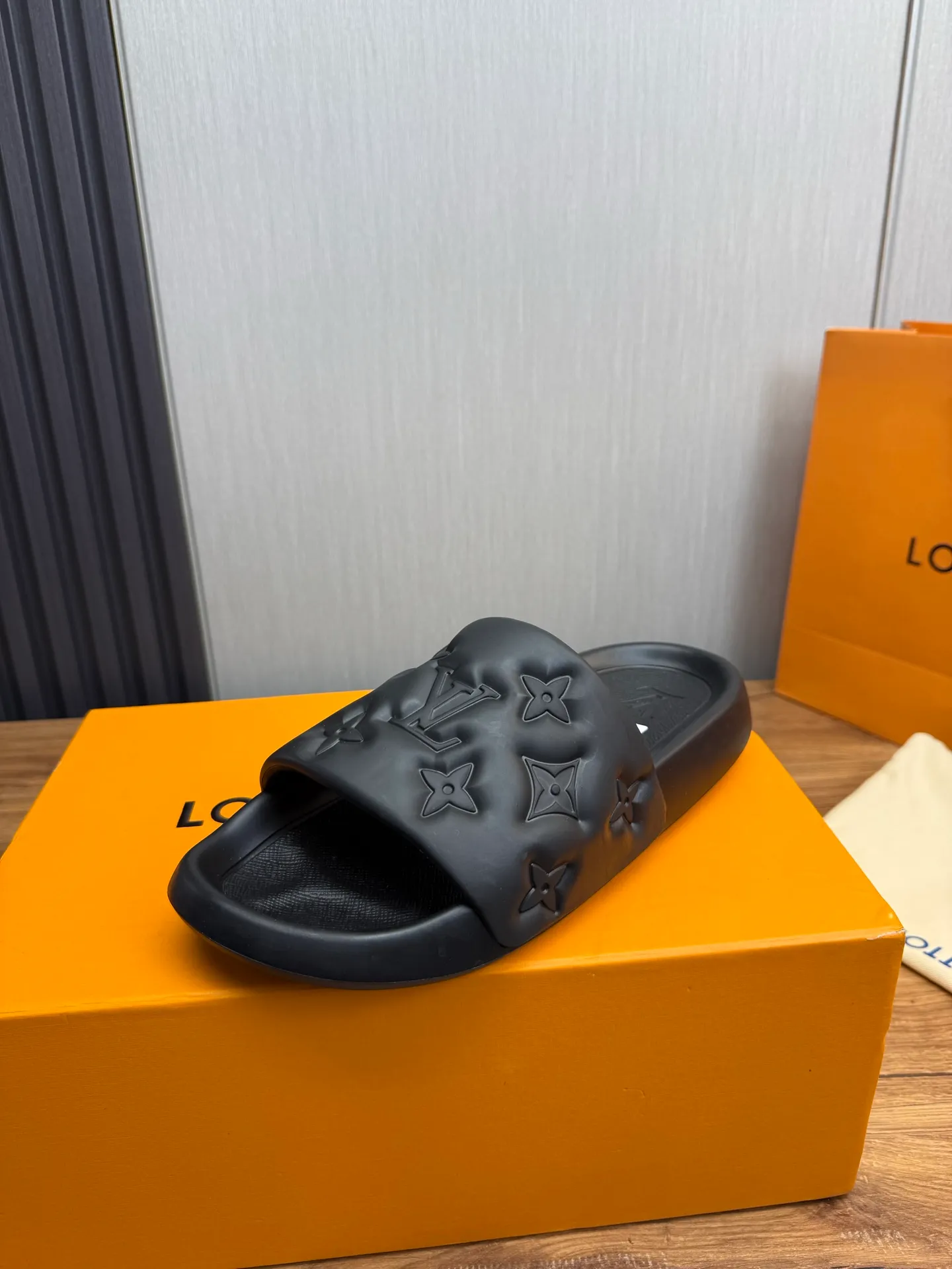 Men's shoes 💰260💰 ▪️LV's popular Little Red Book popular slippers hot sale: 1 shipment✅ Super textured and comfortable slippers, original TPU outsole. Authentic counter box drawer box packaging 🎁Size 38-45